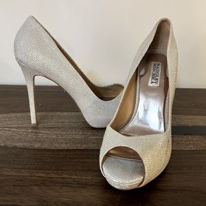 Badgley Mischka Womans Kassidy II Platform Pump. Light gold. Size 9.5